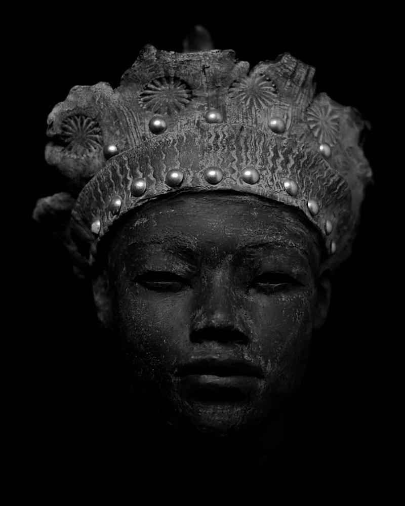 Sculpture d'Anne Requillart — visage coiffé d'une parure ethnique